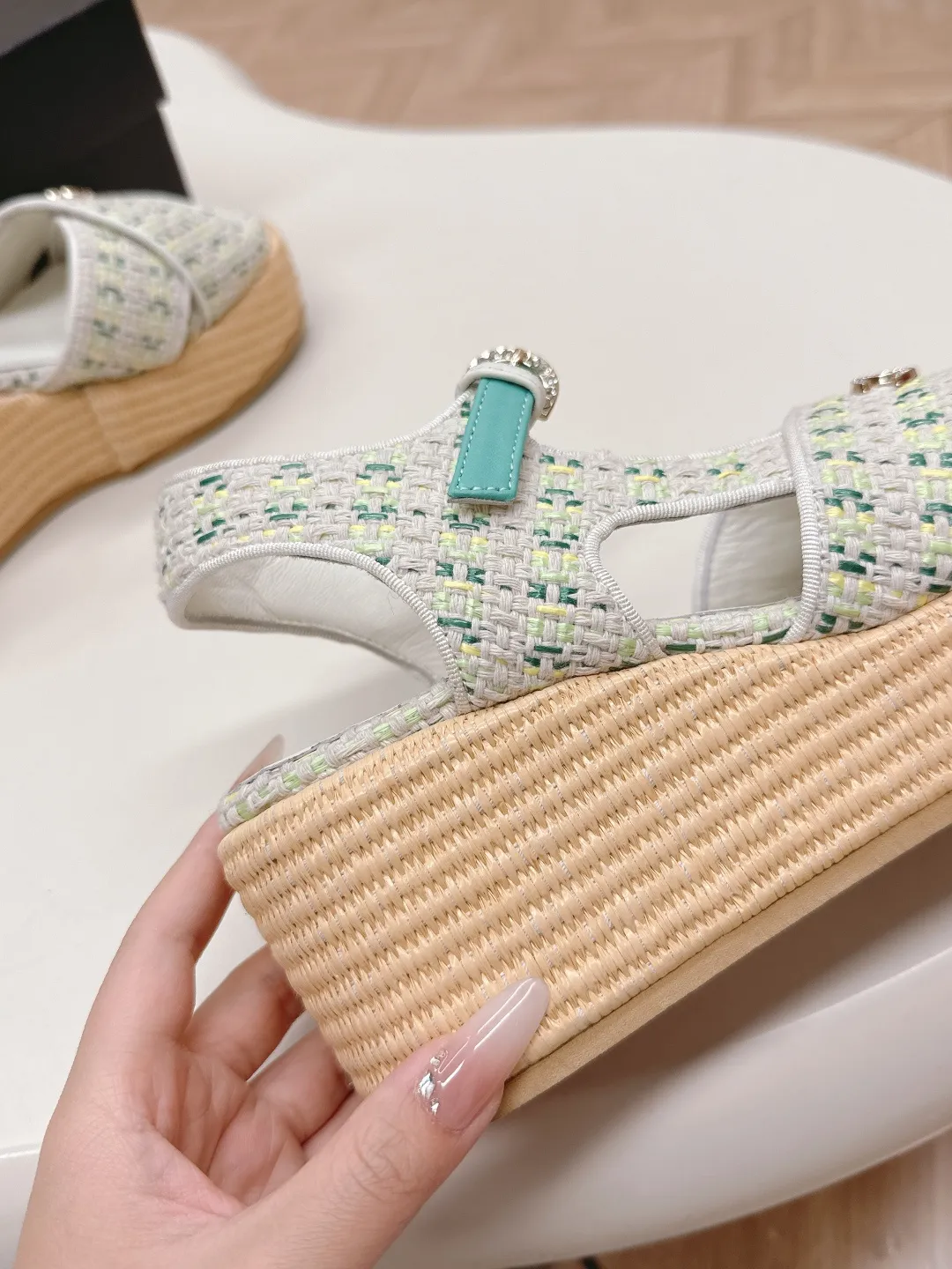 👟👟Ex-factory price 600👟👟 CHANEL Chanel 2025 new sandals and slippers series classic series every style is great rhombus platform sandals and slippers elegant and noble comfortable and versatile upper: sheepskin, woven cloth foot pads: sheepskin sole: rubber outsole size: 35-40